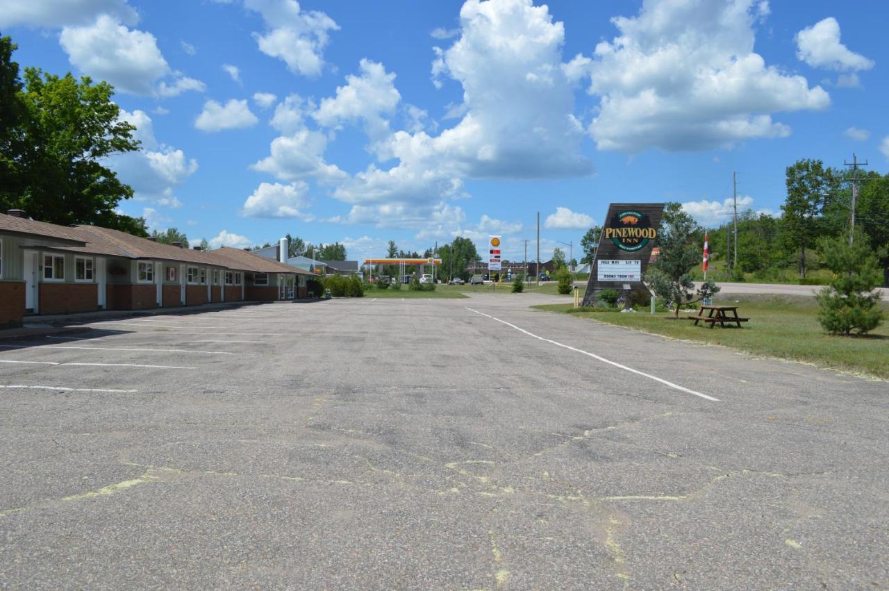 Pinewood Inn Barrys Bay Exterior photo
