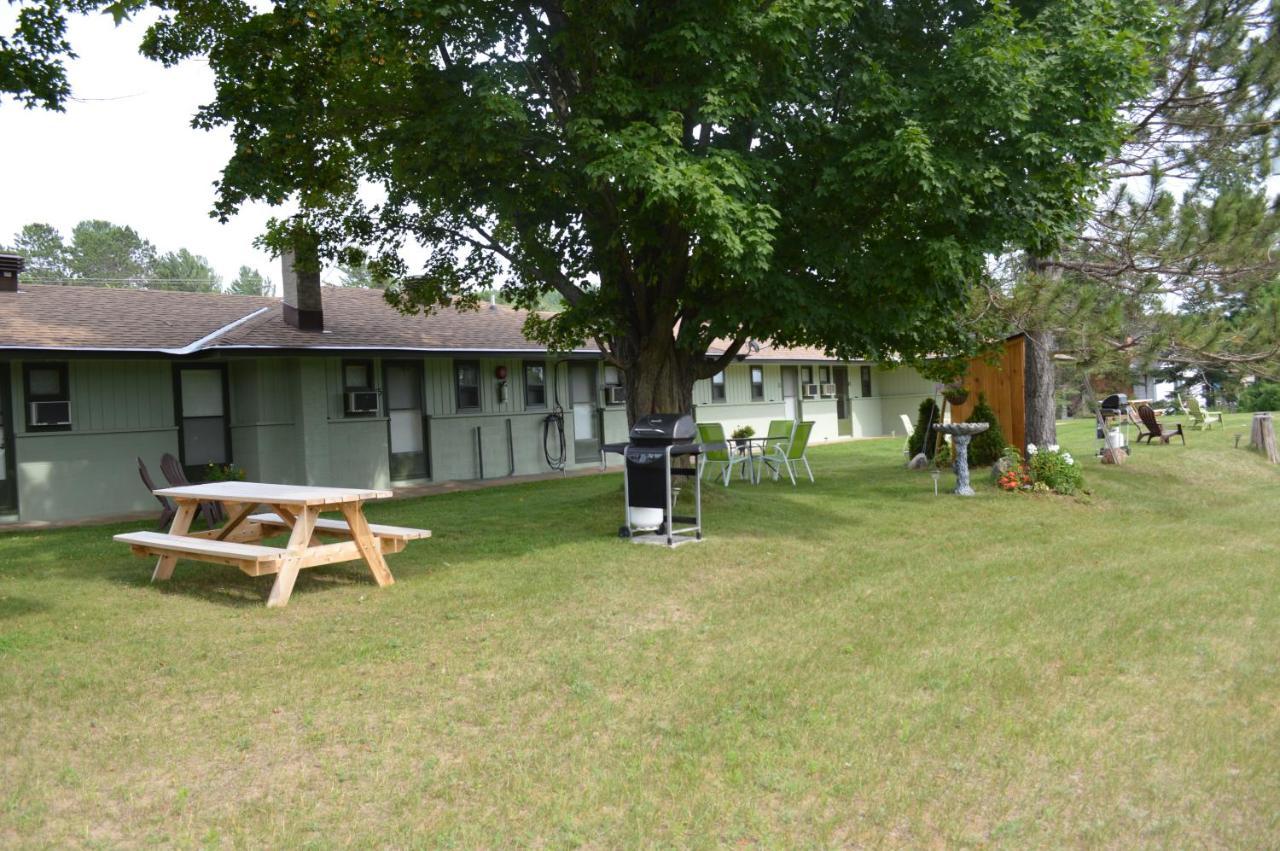 Pinewood Inn Barrys Bay Exterior photo
