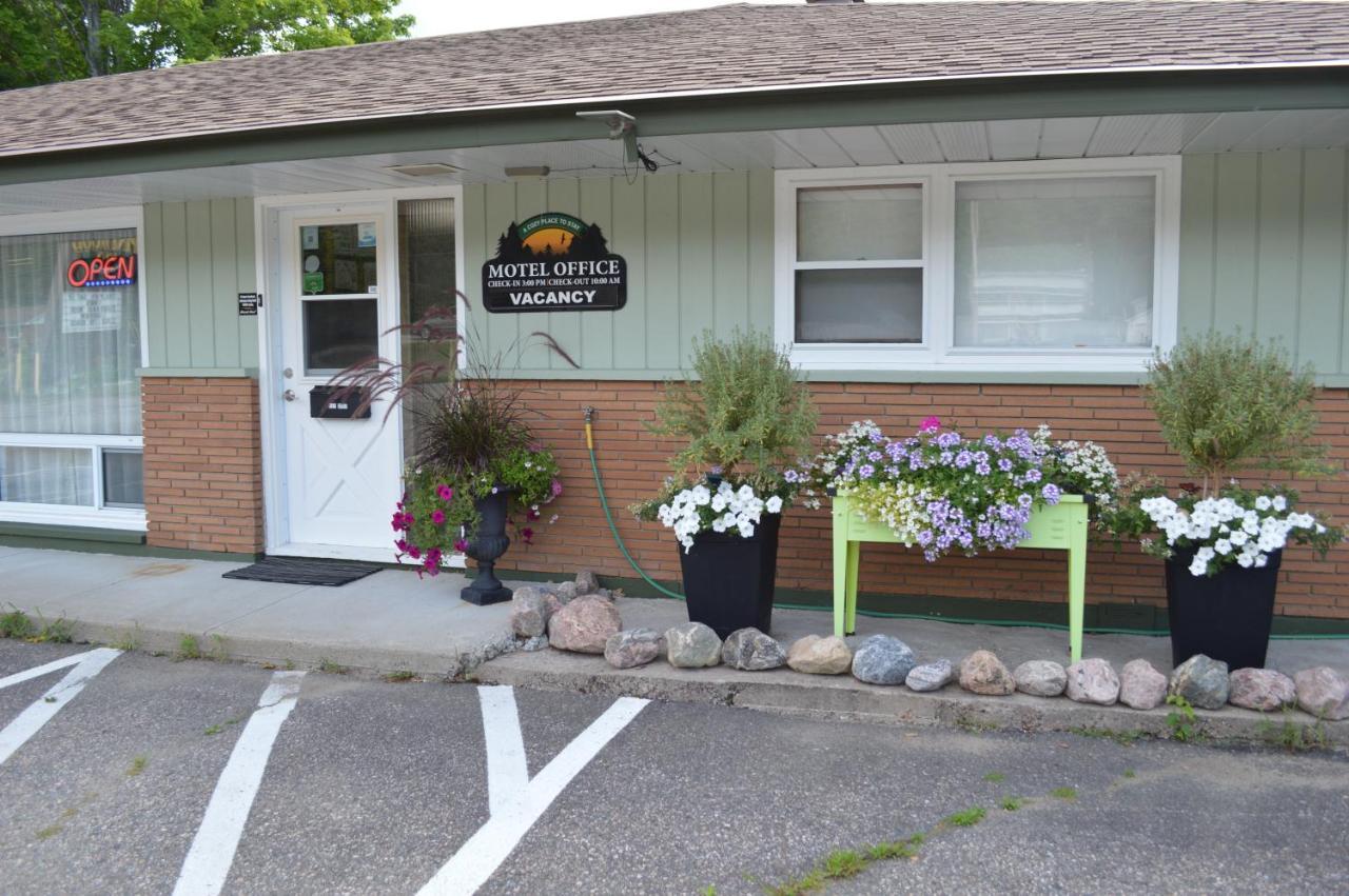 Pinewood Inn Barrys Bay Exterior photo